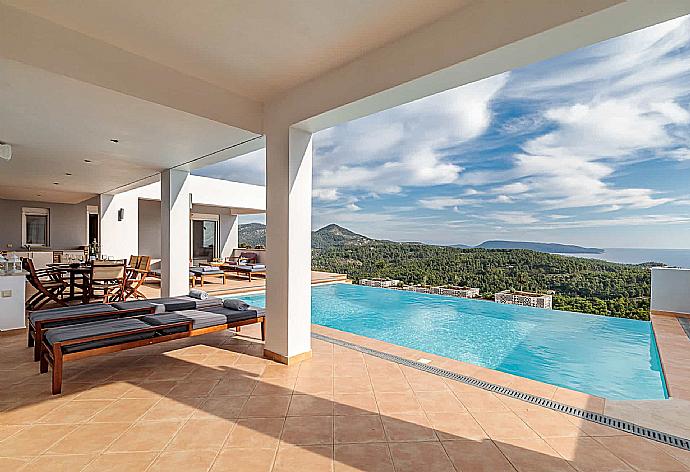 ,Private pool with a beautiful view  . - Villa Porfyra . (Galerie de photos) }}