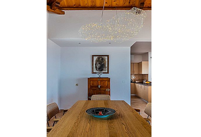 Indoor dining table  . - Villa Porfyra . (Galería de imágenes) }}