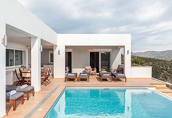 Private Pool with sunbeds  . - Villa Porfyra . (Fotogalerie) }}