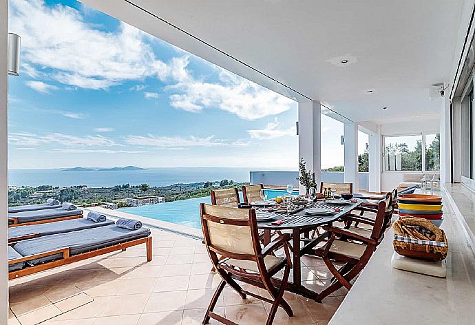 Sheltered outdoor dining  . - Villa Porfyra . (Fotogalerie) }}