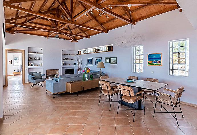 Living area with beautiful furniture  . - Villa Porfyra . (Fotogalerie) }}