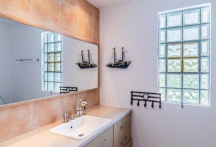 Family bathroom  . - Villa Porfyra . (Photo Gallery) }}