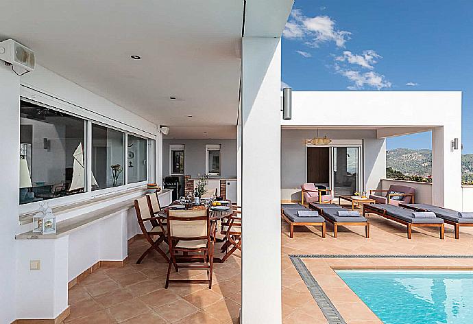 Private Pool with sunbeds and outdoor dining  . - Villa Porfyra . (Galería de imágenes) }}