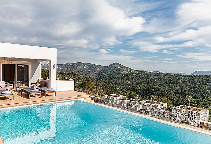 Pool with a beautiful view  . - Villa Porfyra . (Galería de imágenes) }}
