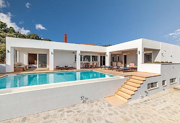 Pool side view  . - Villa Porfyra . (Fotogalerie) }}