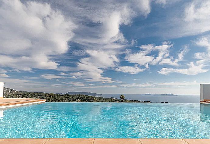 Private Pool view  . - Villa Porfyra . (Galerie de photos) }}