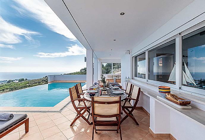 Private Pool with sunbeds and outdoor dinning  . - Villa Porfyra . (Fotogalerie) }}