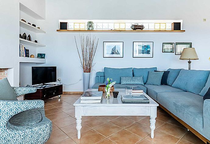 Living area with beautiful decor and TV  . - Villa Porfyra . (Galerie de photos) }}