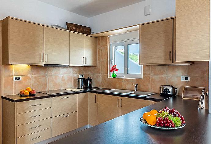 Equipped kitchen  . - Villa Porfyra . (Fotogalerie) }}