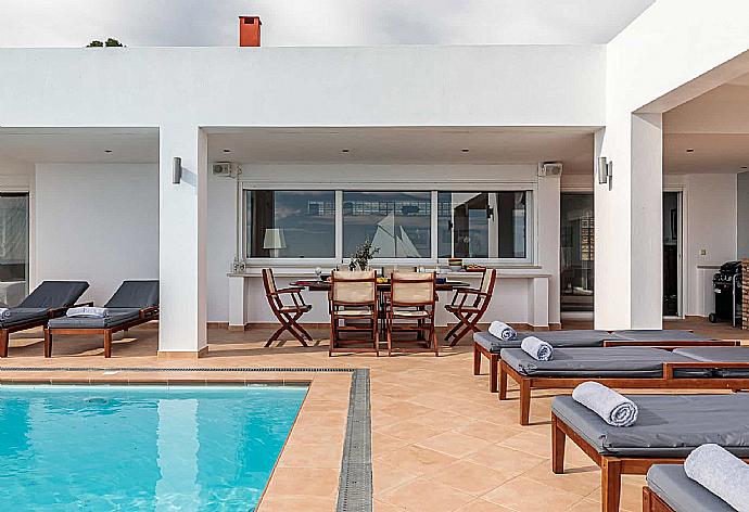 Private Pool with sunbeds and outdoor dinning  . - Villa Porfyra . (Galería de imágenes) }}