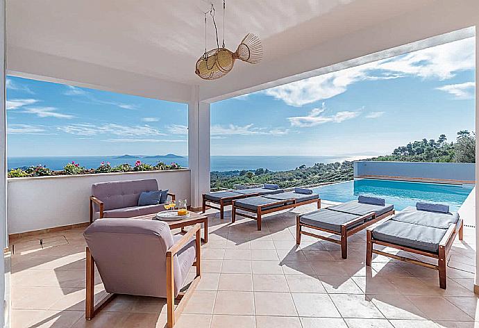 Private Pool with sunbeds and outdoor lounge  . - Villa Porfyra . (Galería de imágenes) }}