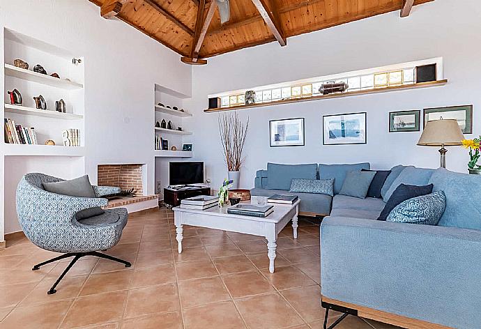 Living area with beautiful furniture  . - Villa Porfyra . (Galería de imágenes) }}