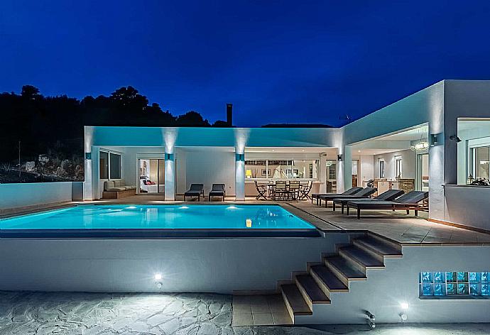 Private pool and lights at night  . - Villa Porfyra . (Fotogalerie) }}