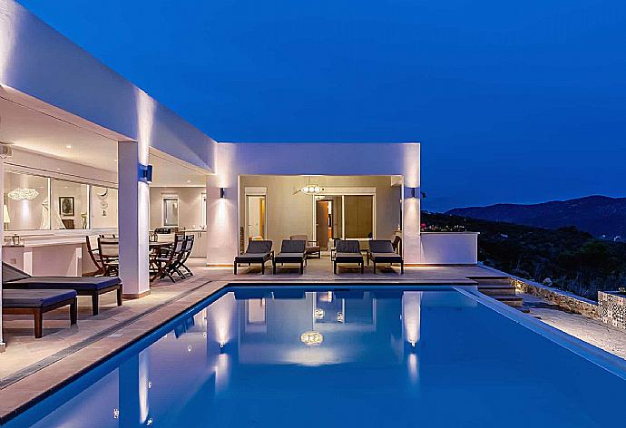 Private pool and lights at night  . - Villa Porfyra . (Galleria fotografica) }}