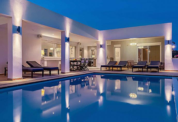 Pool and lights at night   . - Villa Porfyra . (Fotogalerie) }}