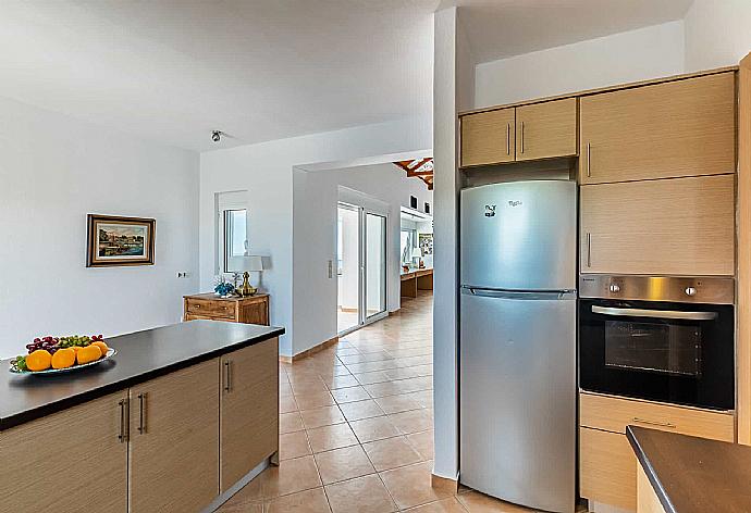 Equipped kitchen  . - Villa Porfyra . (Fotogalerie) }}