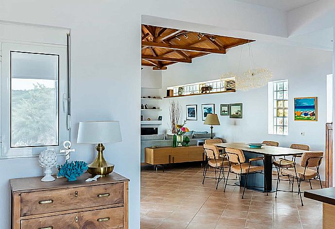 Living area with beautiful furniture  . - Villa Porfyra . (Fotogalerie) }}