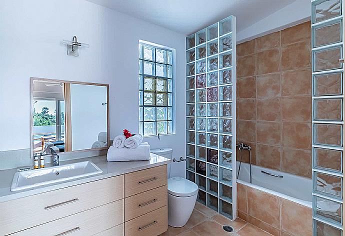 Family bathroom  . - Villa Porfyra . (Photo Gallery) }}