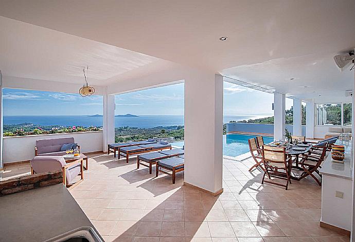 Private Pool with sunbeds  . - Villa Porfyra . (Fotogalerie) }}