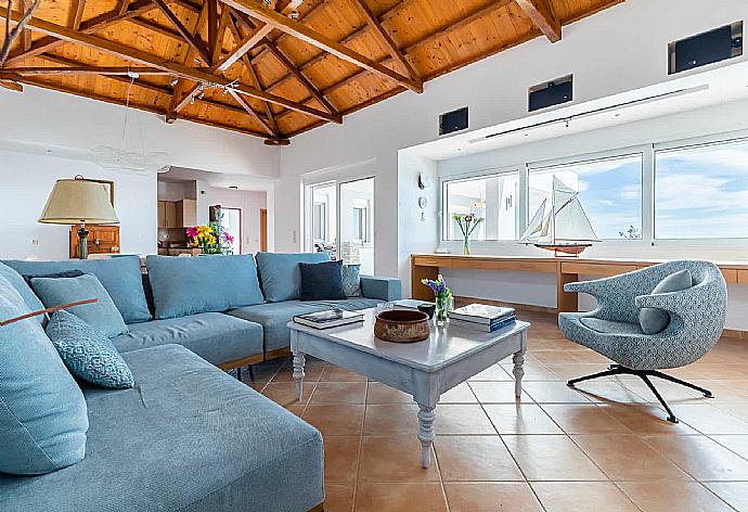 Living area with beautiful decor  . - Villa Porfyra . (Galería de imágenes) }}
