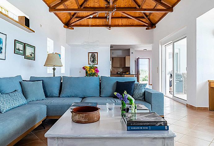 Living area with beautiful decor  . - Villa Porfyra . (Galerie de photos) }}