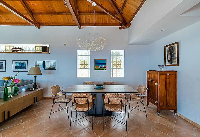 Living area with beautiful furniture  . - Villa Porfyra . (Fotogalerie) }}