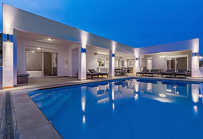 Private pool and lights at night  . - Villa Porfyra . (Fotogalerie) }}