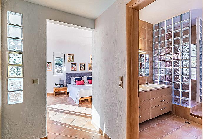 Double bedroom with family bathroom  . - Villa Porfyra . (Fotogalerie) }}