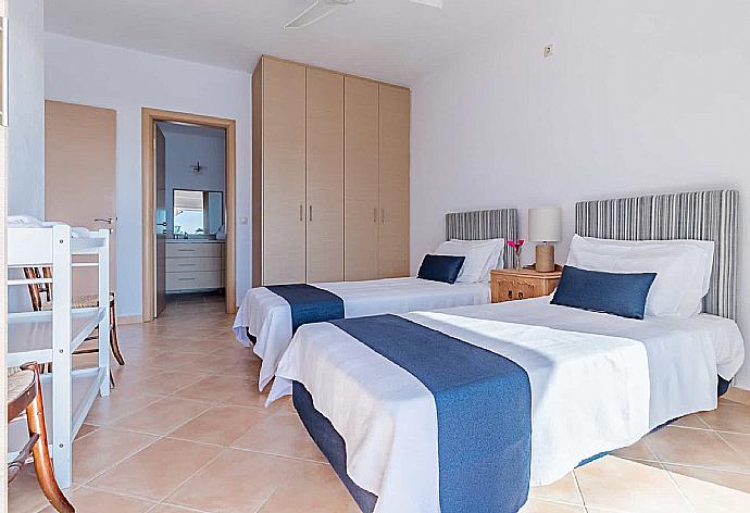 Twin bedroom  . - Villa Porfyra . (Galería de imágenes) }}