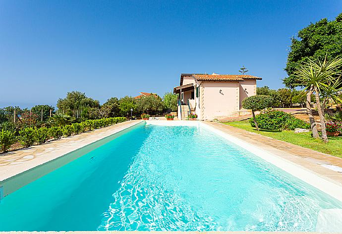 Beautiful villa with private pool, terrace, and garden . - Villa Benjamin . (Galerie de photos) }}