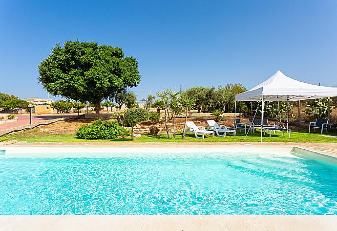 Private pool, terrace, and garden . - Villa Benjamin . (Fotogalerie) }}