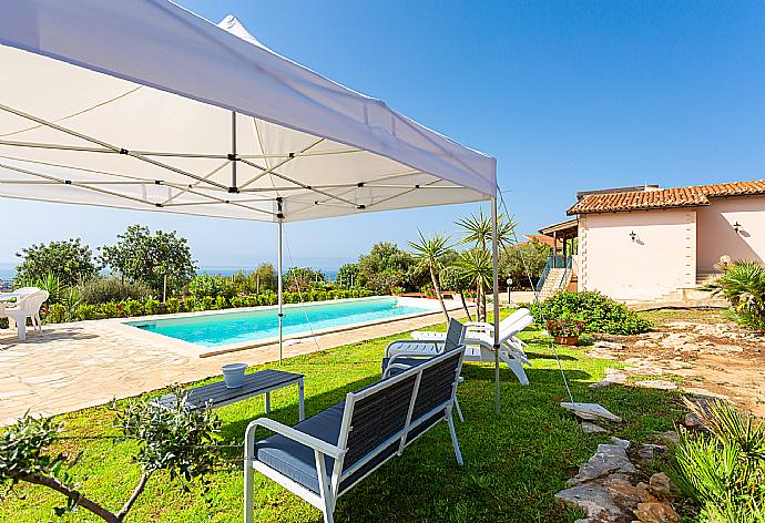 Private pool, terrace, and garden . - Villa Benjamin . (Галерея фотографий) }}