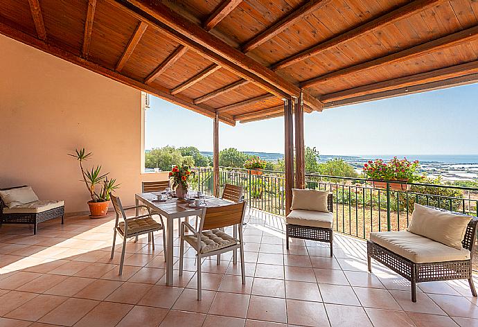 Sheltered terrace area . - Villa Benjamin . (Fotogalerie) }}