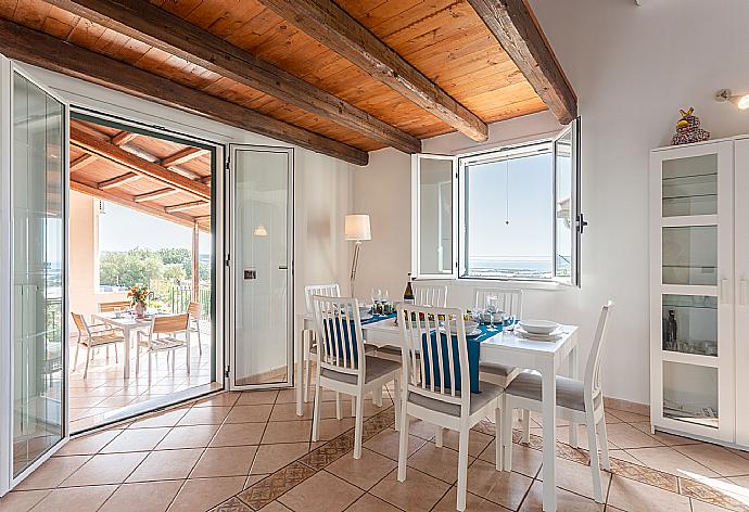 Open-plan living room with sofa, dining area, kitchen, A/C, WiFi internet, satellite TV, and terrace access . - Villa Benjamin . (Galleria fotografica) }}