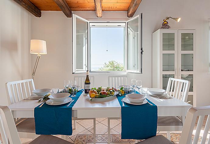 Open-plan living room with sofa, dining area, kitchen, A/C, WiFi internet, satellite TV, and terrace access . - Villa Benjamin . (Fotogalerie) }}