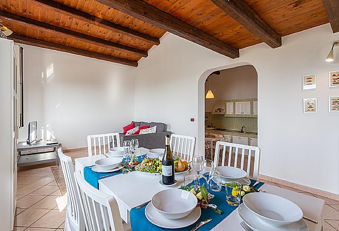 Open-plan living room with sofa, dining area, kitchen, A/C, WiFi internet, satellite TV, and terrace access . - Villa Benjamin . (Fotogalerie) }}