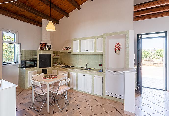 Equipped kitchen with dining area . - Villa Benjamin . (Галерея фотографий) }}