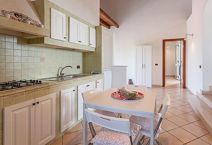 Equipped kitchen with dining area . - Villa Benjamin . (Galerie de photos) }}