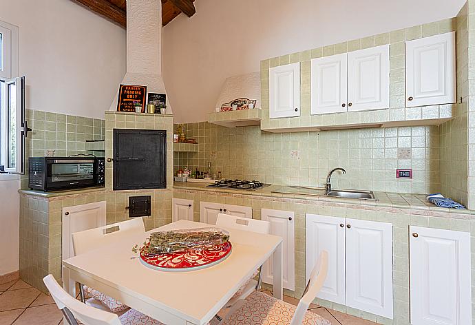 Equipped kitchen with dining area . - Villa Benjamin . (Photo Gallery) }}