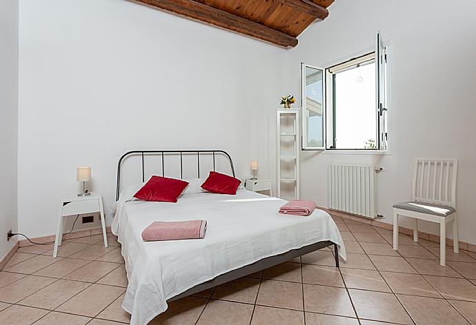 Double bedroom with en suite bathroom and A/C . - Villa Benjamin . (Galerie de photos) }}