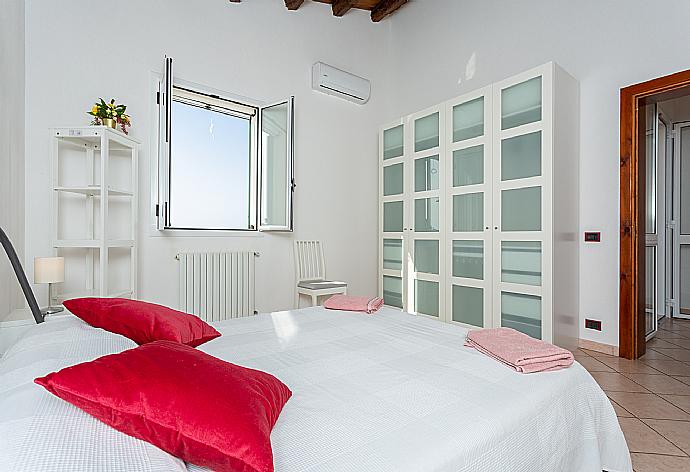 Double bedroom with en suite bathroom and A/C . - Villa Benjamin . (Galleria fotografica) }}