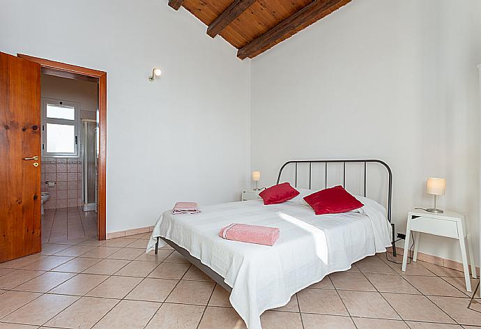 Double bedroom with en suite bathroom and A/C . - Villa Benjamin . (Galleria fotografica) }}