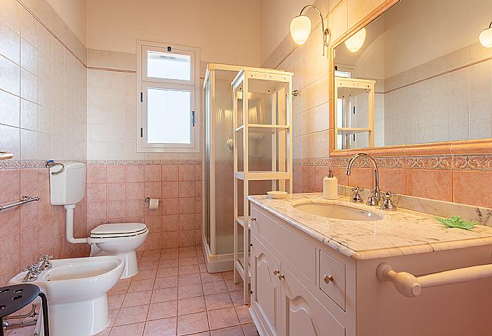 En suite bathroom with shower . - Villa Benjamin . (Galería de imágenes) }}