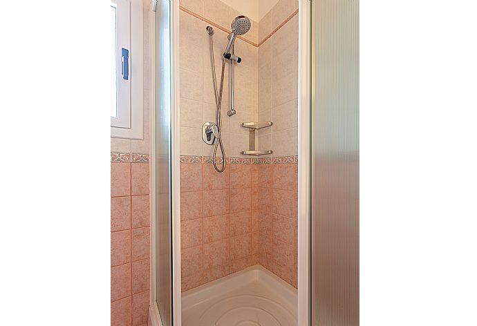 En suite bathroom with shower . - Villa Benjamin . (Photo Gallery) }}