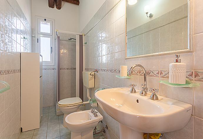 Family bathroom with shower . - Villa Benjamin . (Photo Gallery) }}