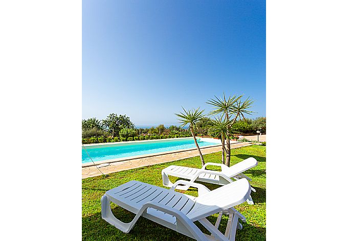 Private pool, terrace, and garden . - Villa Benjamin . (Galería de imágenes) }}