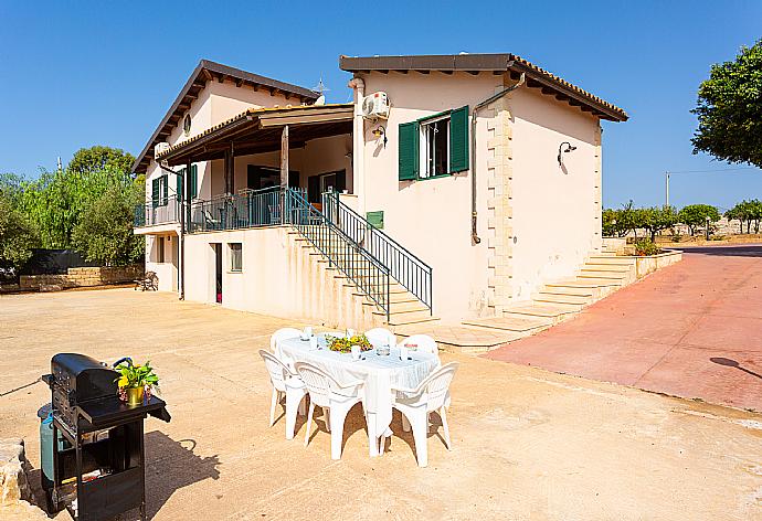 Terrace area . - Villa Benjamin . (Галерея фотографий) }}