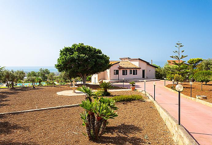 Garden area . - Villa Benjamin . (Fotogalerie) }}