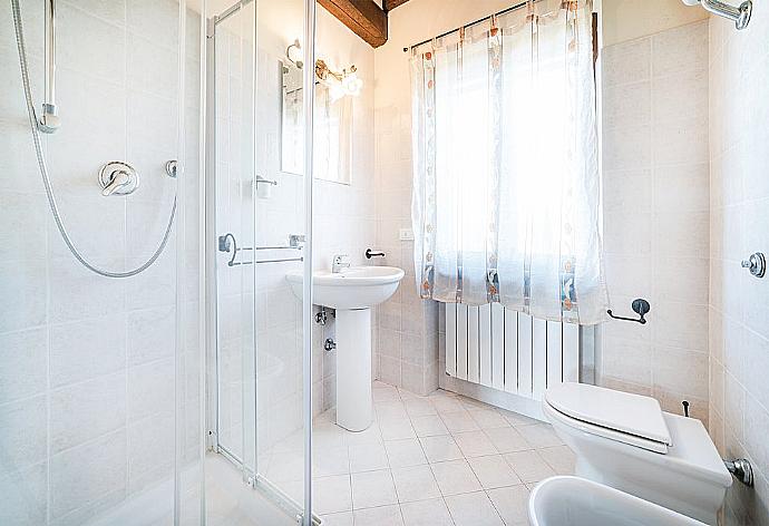 Family bathroom with shower . - Villa San Lorenzo . (Galleria fotografica) }}