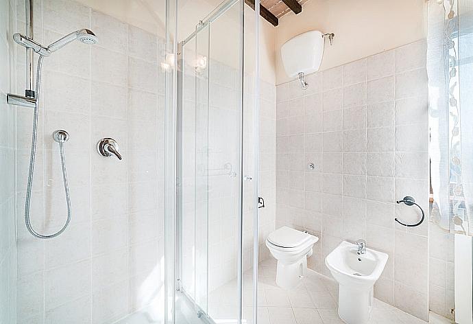 Family bathroom with shower . - Villa San Lorenzo . (Галерея фотографий) }}